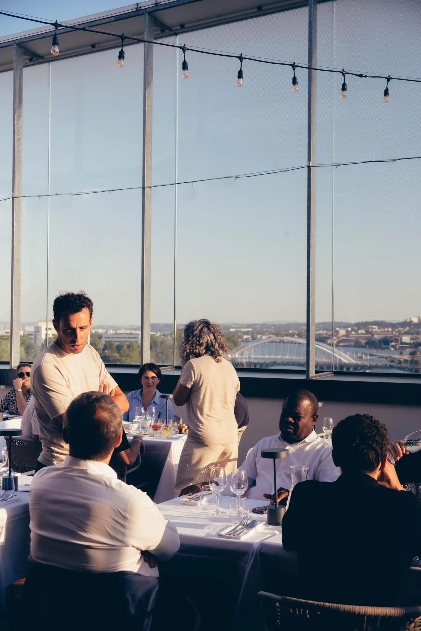 Convives en terrasse au rooftop The Lift à Lyon Confluence
