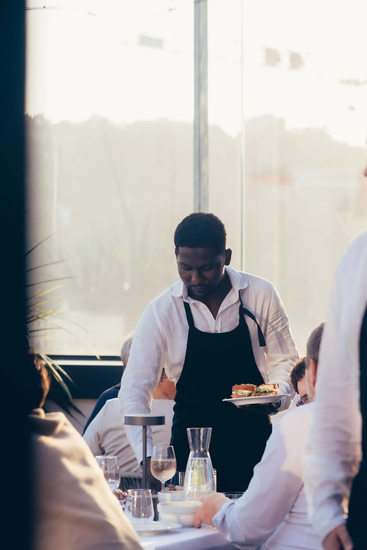 Service de tapas maison au rooftop The Lift à Lyon Confluence