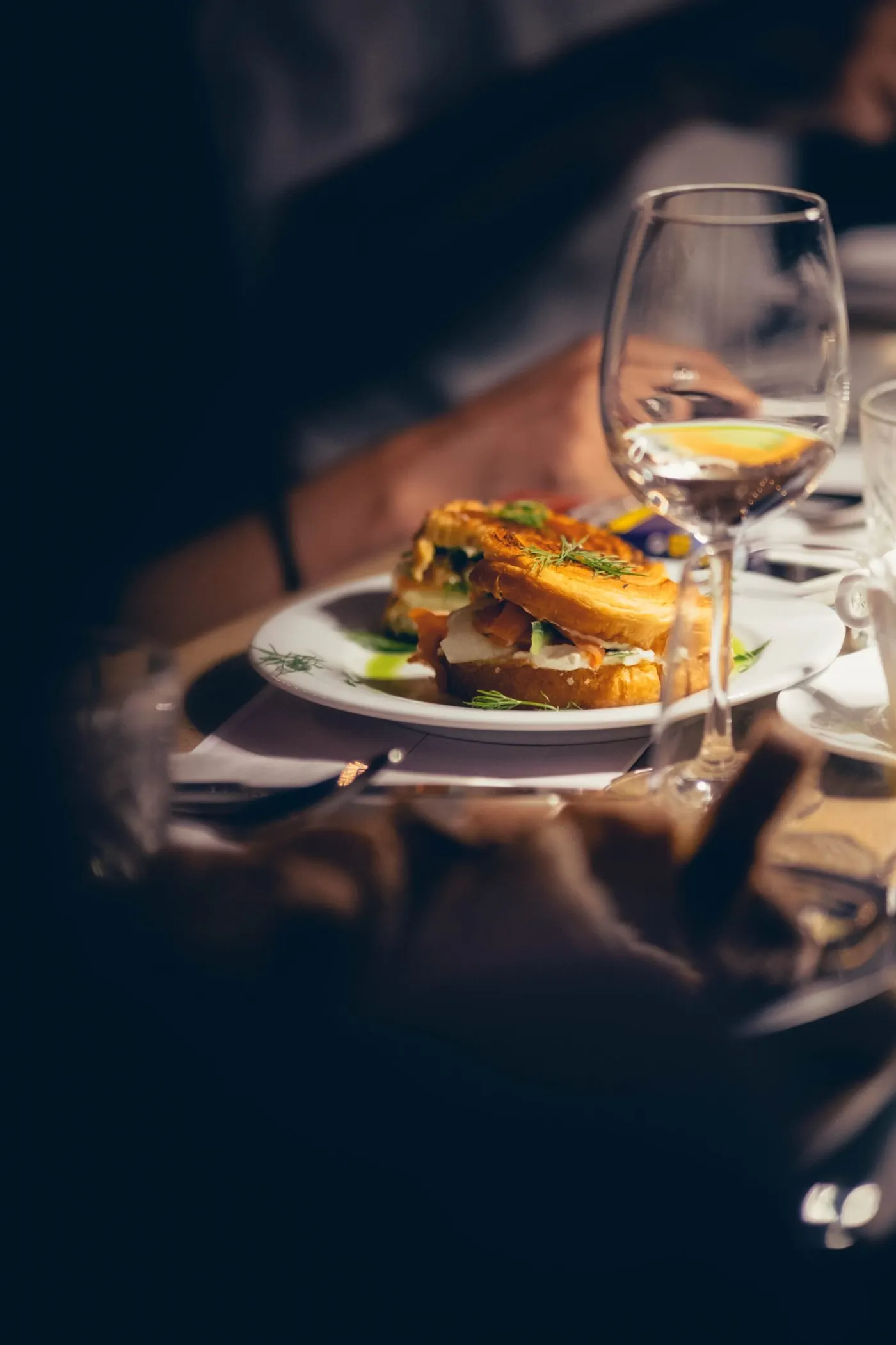 Assiette et verre de vin au restaurant du rooftop The Lift à Lyon
