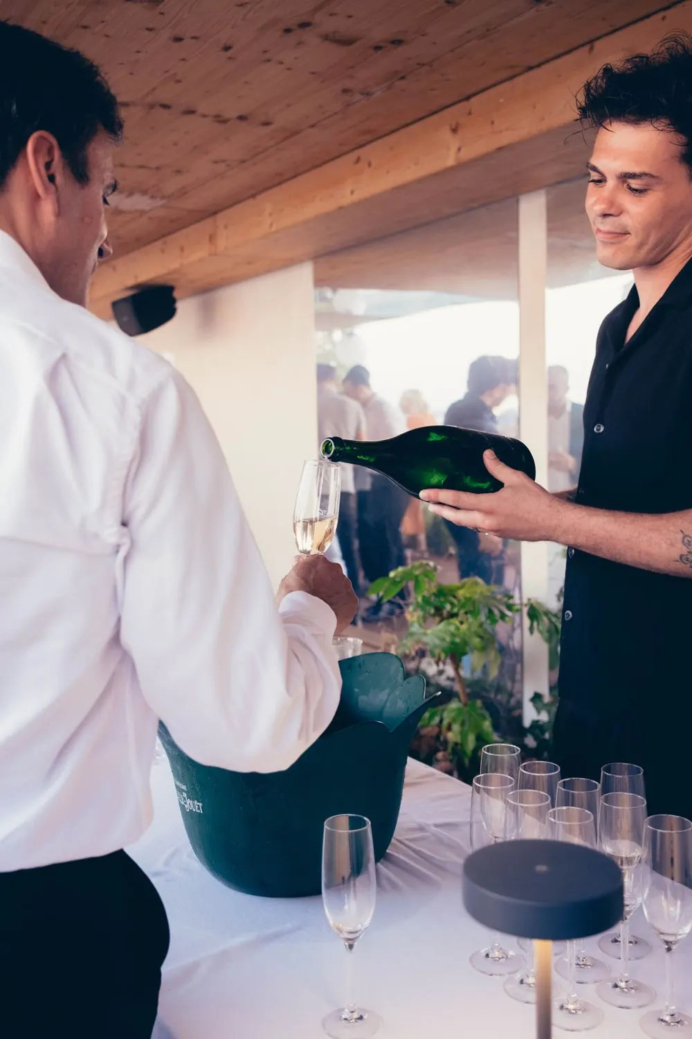 Service au champagne lors d'une privatisation au The Lift, Lyon
