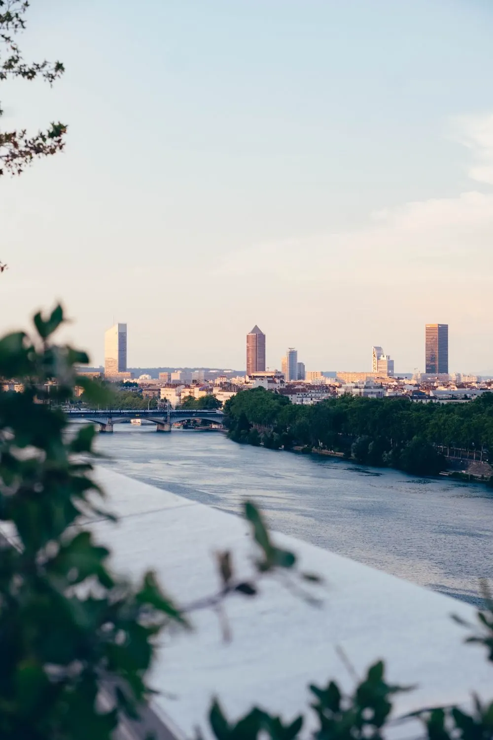 Vue panoramique sur Lyon depuis le rooftop The Lift, Confluence