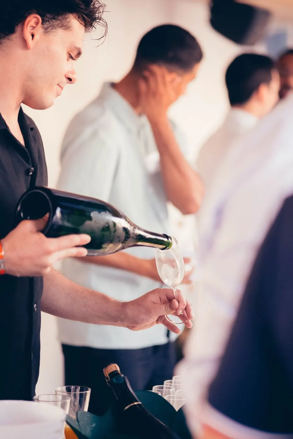 Bartender au service du champagne au The Lift, Lyon