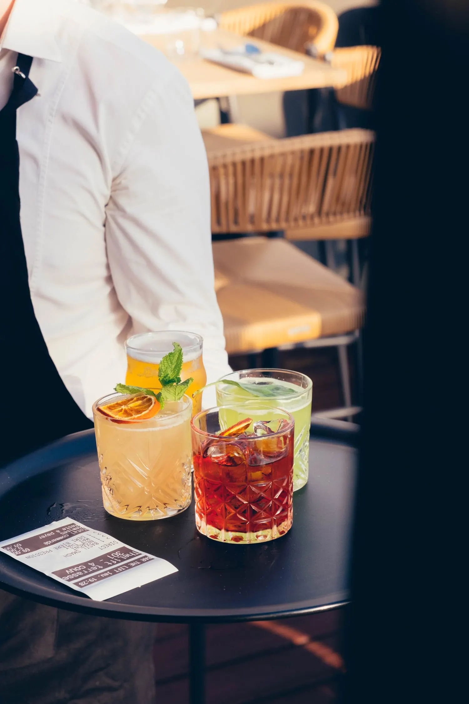 Cocktails signature servis en terrasse au rooftop The Lift à Lyon
