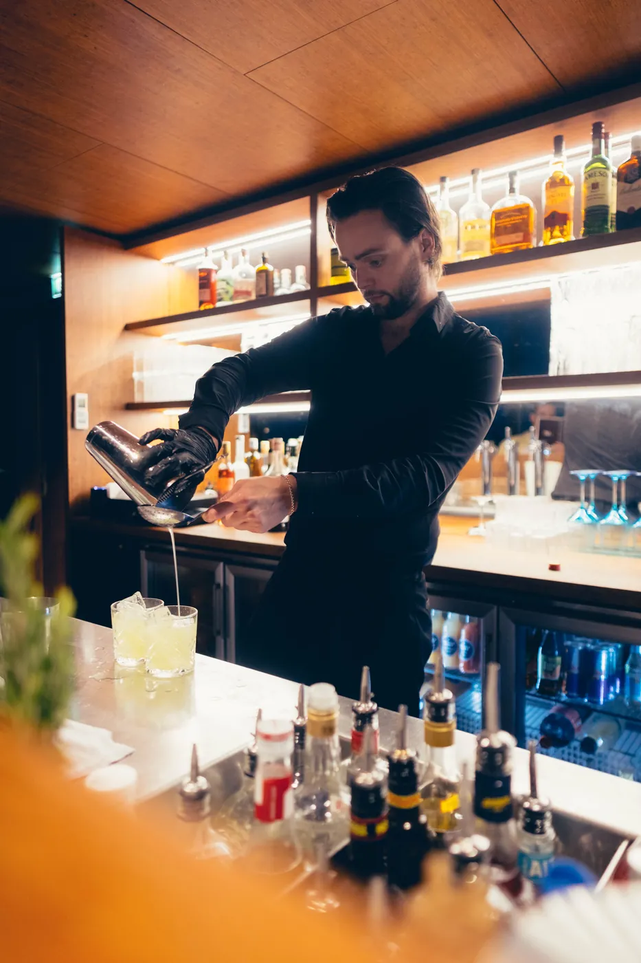 Bartender préparant un cocktail signature au bar The Lift à Lyon