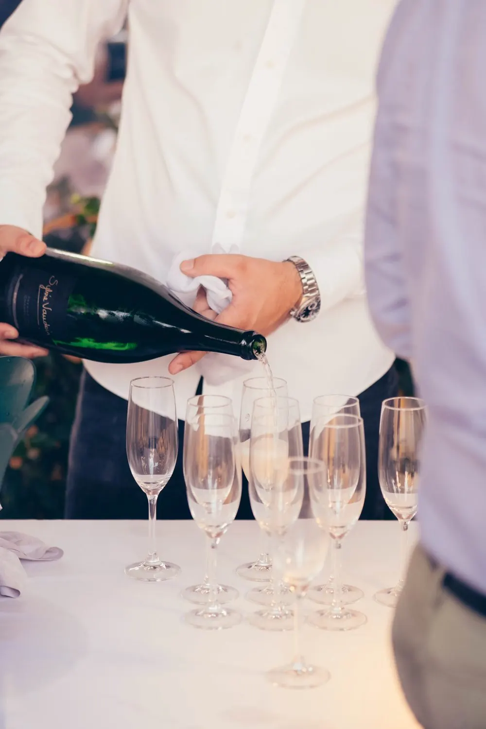 Service au champagne lors d'une soirée au rooftop The Lift à Lyon