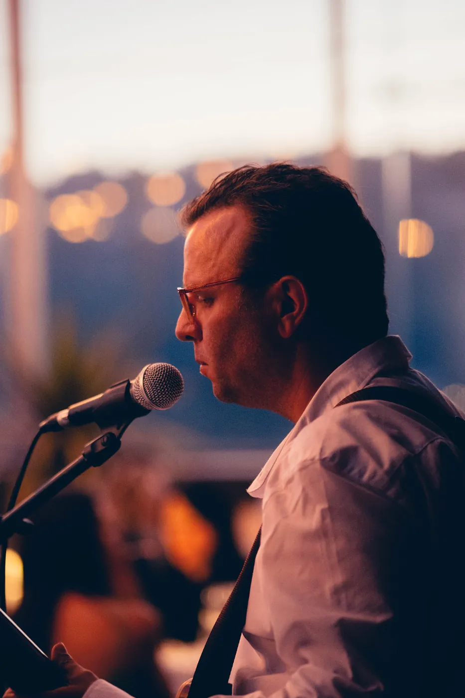 Chanteur en concert au rooftop The Lift à Lyon au coucher du soleil