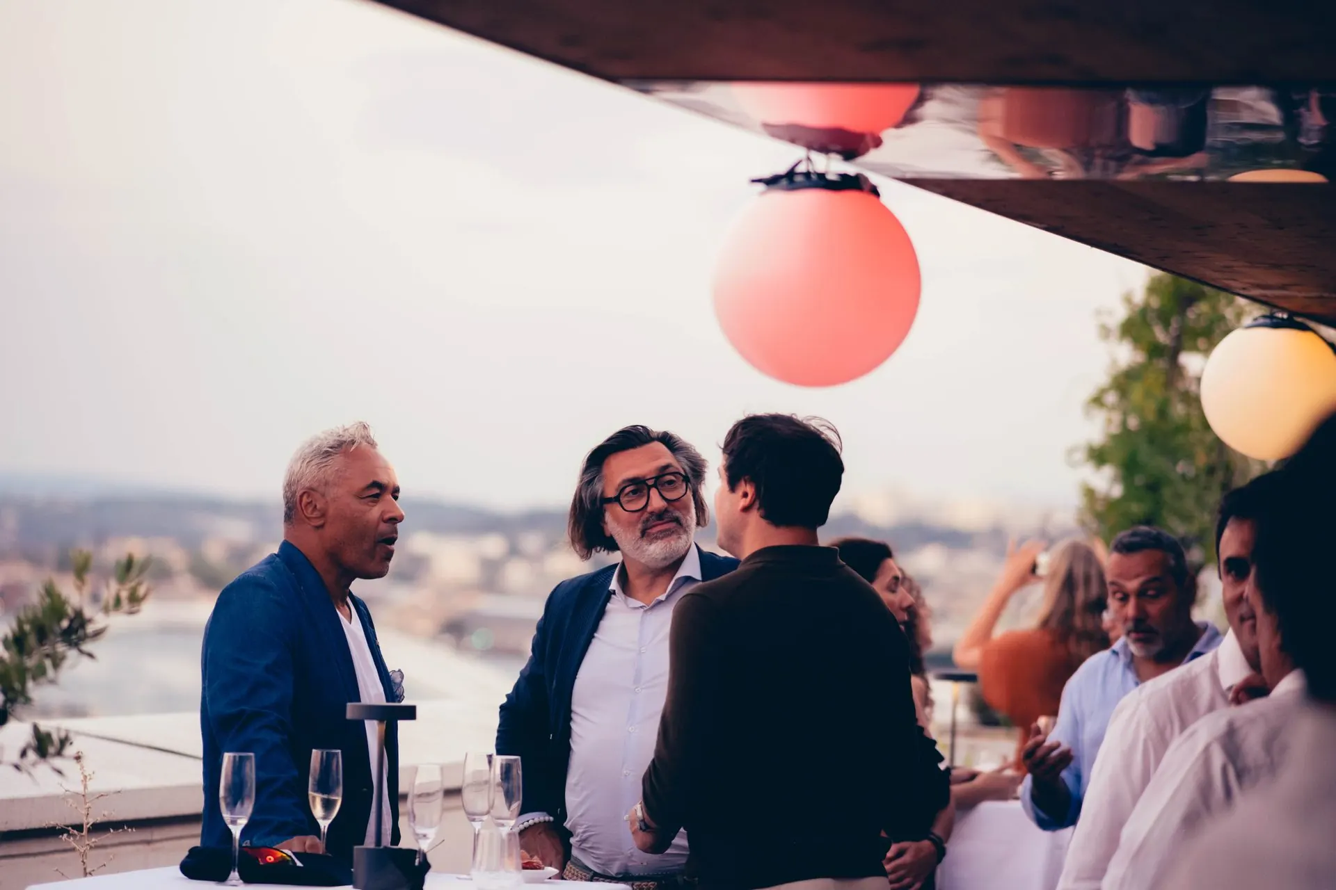 Cocktail privé au rooftop The Lift à Lyon Confluence, coupes de champagne et lampions