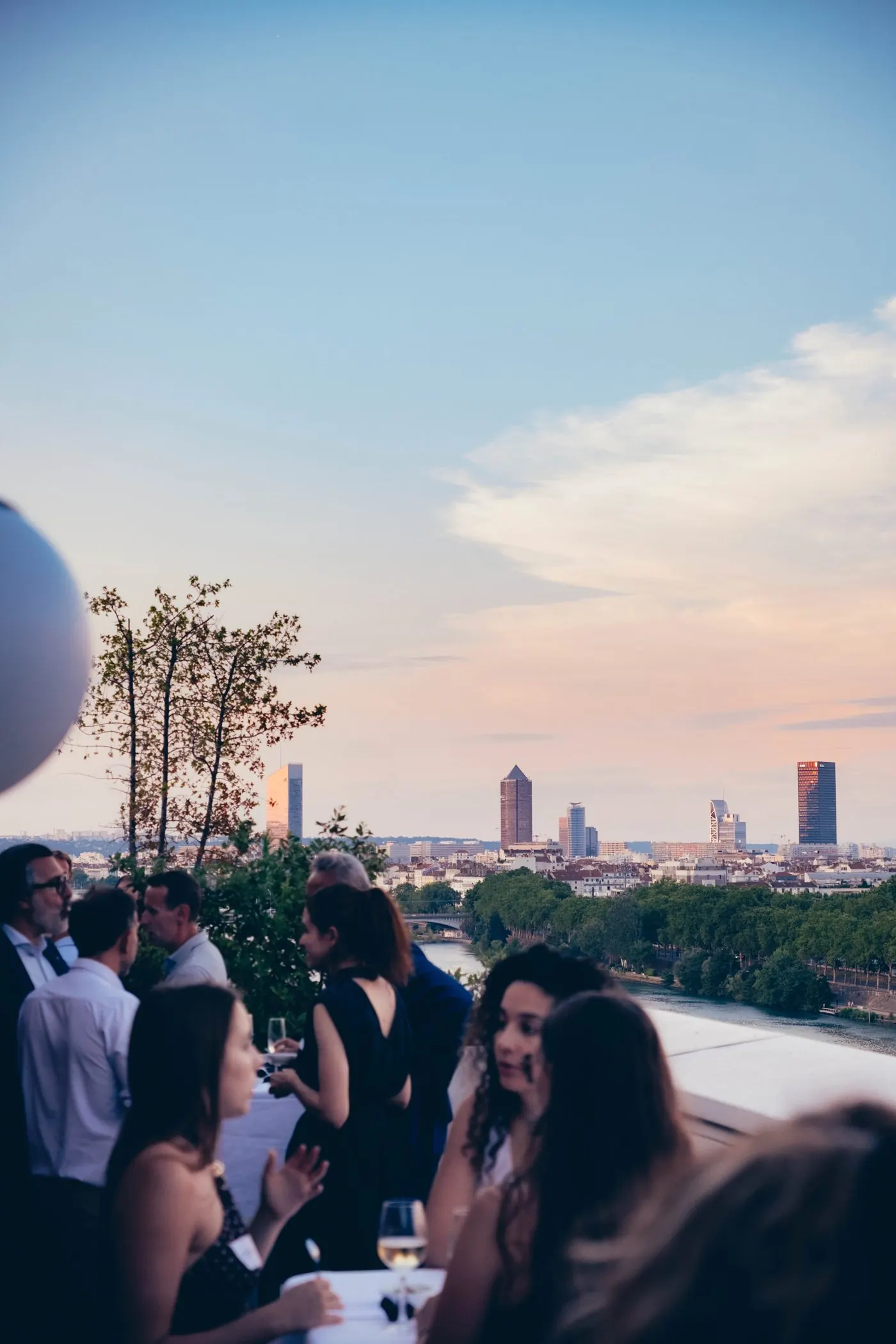 Le rooftop du 9e étage de The Lift, panorama sur Lyon au coucher du soleil