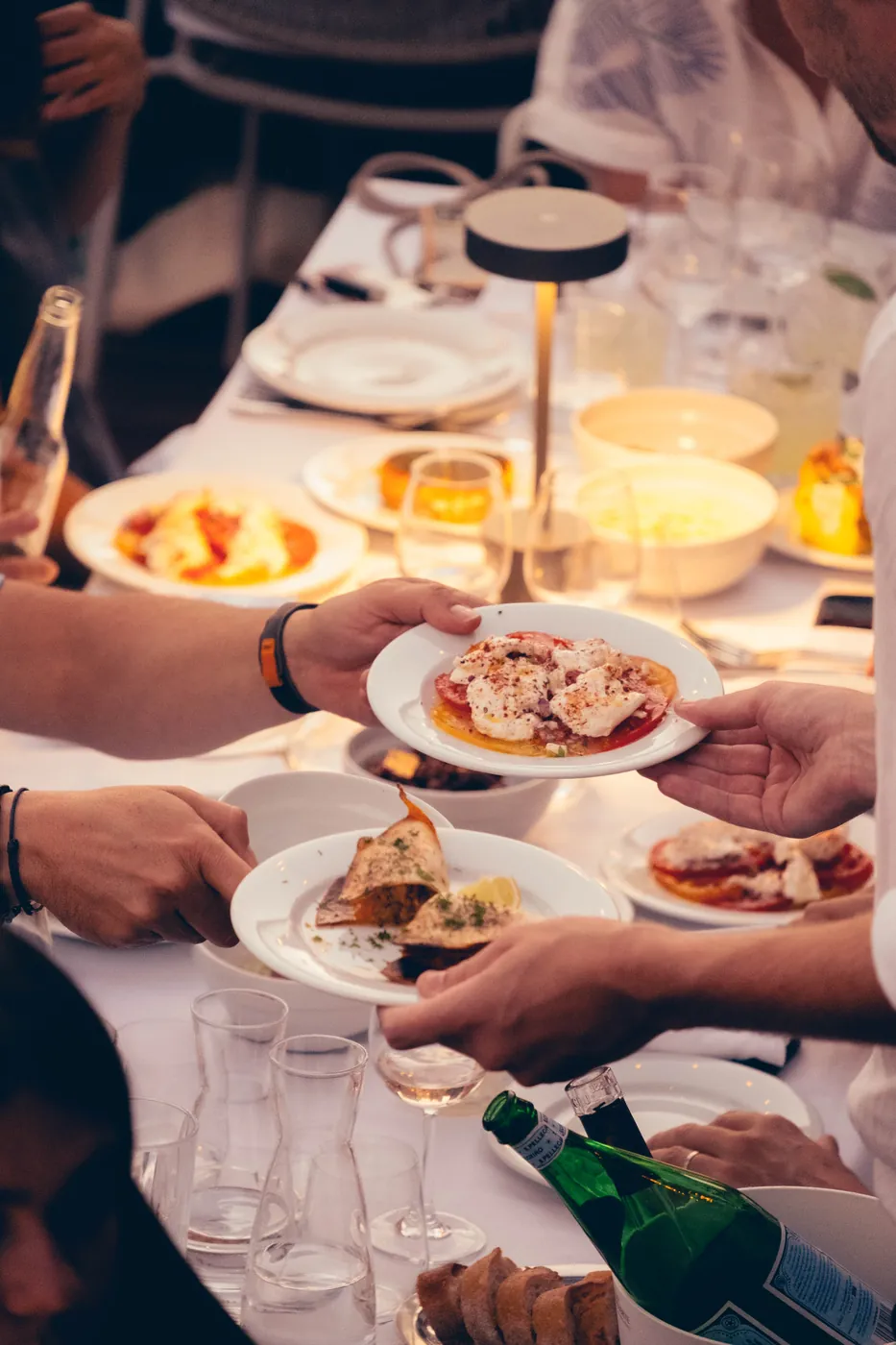 Service de tapas et burrata lors d'un dîner privé au rooftop The Lift à Lyon