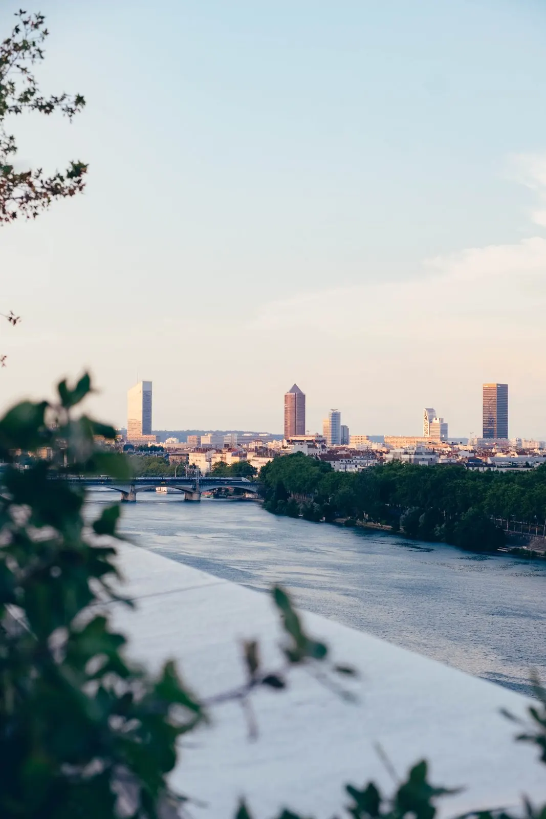 Vue panoramique sur la skyline de Lyon depuis le rooftop The Lift