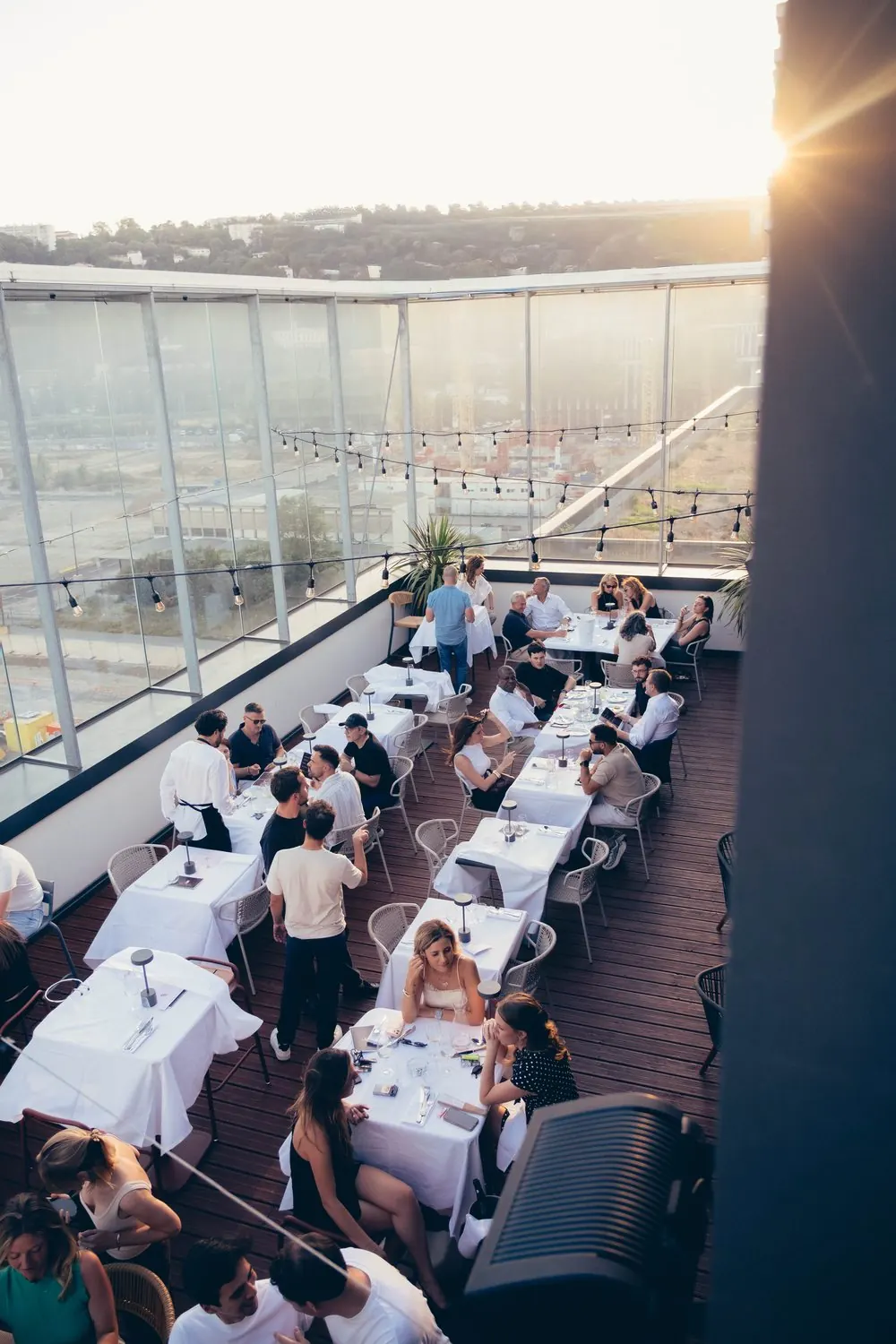 Terrasse à ciel ouvert du rooftop The Lift à Lyon Confluence